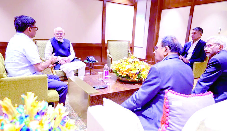 प्रधानमंत्री मोदी नई दिल्ली पहुंचे, हवाई अड्डे पर उन्हें कश्मीर की स्थिति के बारे में जानकारी दी गई।